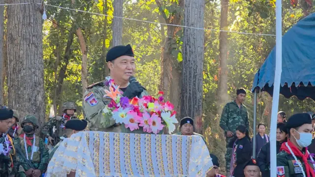 ဇန်နဝါရီ ၅ ရက်၊ (၇၈) ကြိမ်မြောက် ကရင်အမျိုးသားလွတ်လပ်ရေးနေ့ မှာ မိန့်ခွန်းပြောနေတဲ့ ဗိုလ်ချုပ်စောနယ်ဒါးမြ