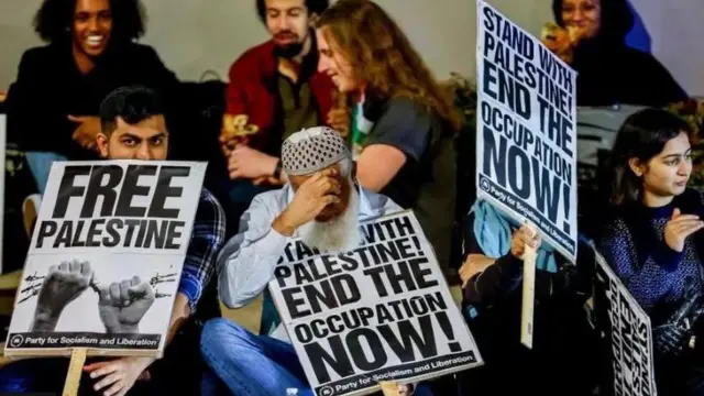 গত ডিসেম্বরে আরও এক ব্যক্তি একইভাবে গায়ে আগুন দিয়ে আত্মহত্যার চেষ্টা করেছিলেন