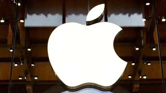 アップルストアの前に掲げられたロゴマーク