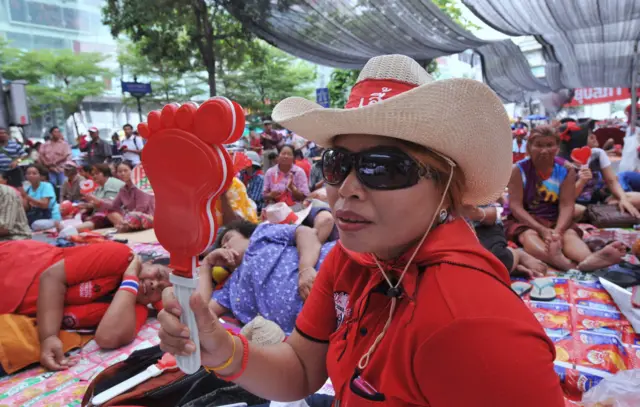 "มือตบ" ในมือคนเสื้อเหลือง "ตีนตบ" ในยุคคนเสื้อแดง