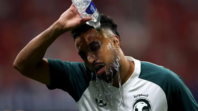 سالم الدوسري، لاعب المنتخب السعودي رقم 10، يسكب الماء على نفسه خلال الإحماء قبل مباراة إسبانيا والسعودية ضمن منافسات المجموعة الثامنة في كأس العالم 2026