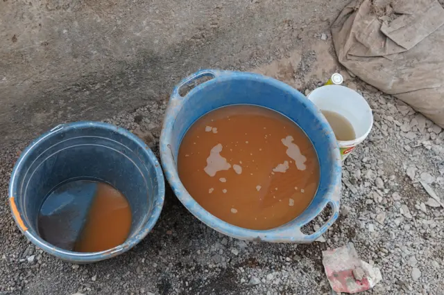 Des bassines qui servent à extraire les particules d'or. 