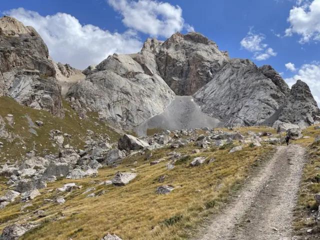 Уламышка караганда, Ажымулук дөө килейген кетмени менен дал ушул зоону керте чаап, аны капчыгайдын оозуна таштаган. Ошондон улам ал жерде дөбөчө пайда болуп, топтолгон суу ошентип көлгө айланган экен. 