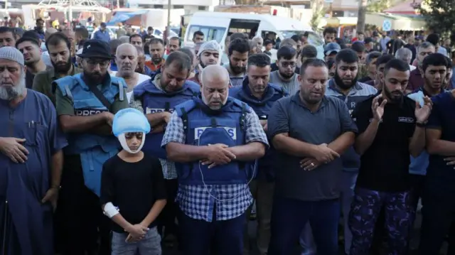 El periodista en el funeral de sus familiares realizado este jueves 26 de octubre.