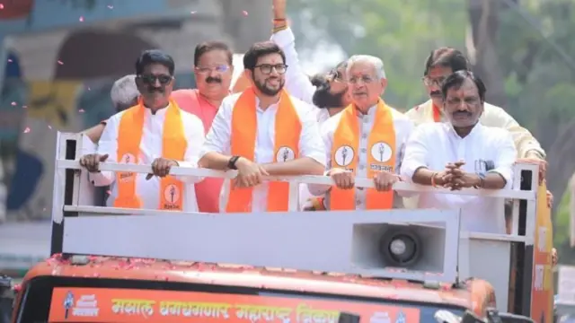 आदित्य ठाकरे यांनी निवडणुकीसाठी आपला अर्ज दाखल केला. ते वरळी मतदारसंघातून लढत आहेत.