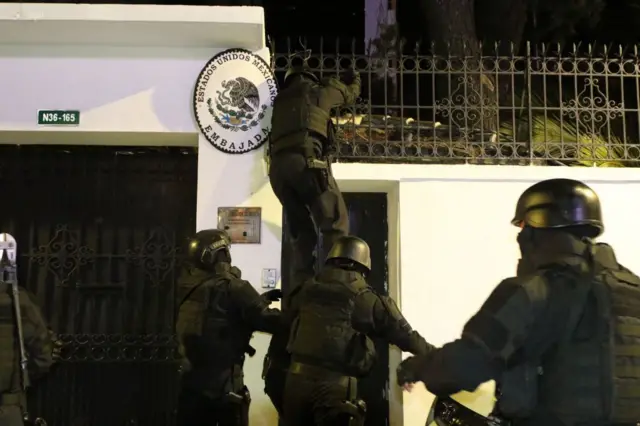 Policías ecuatorianos ingresando a la embajada de México en Quito en abril de 2024 para arrestar Jorge Glas.