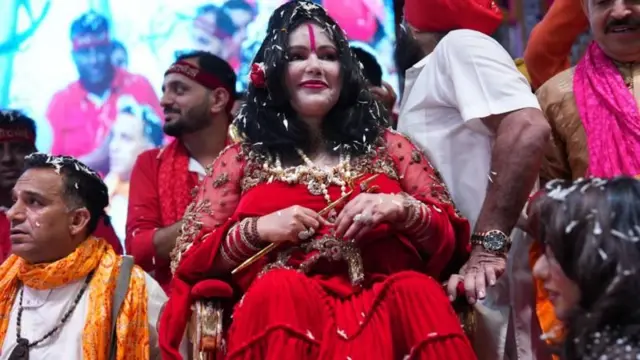 दिल्लीतील एका सार्वजनिक कार्यक्रमात राधे माँ.