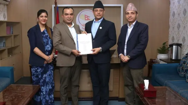संसद्मा भएको धकेलाधकेलबारे छानबिन समिति सभामुख डोलप्रसाद अर्याललाई प्रतिवेदन बुझाउँदै
