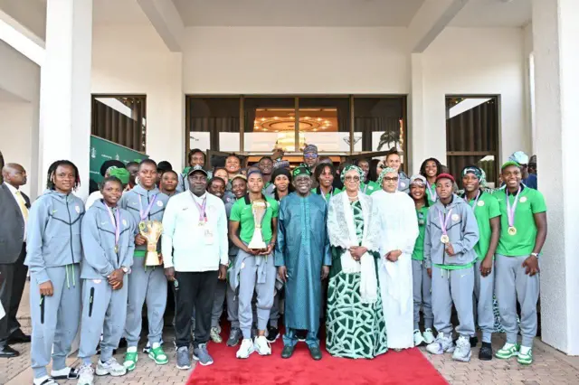 Bola Tinubu tare da tawagar Super Falcons da masu horas da su a fadar shugaban ƙasa ranar 28 ga watan Yulin 2024