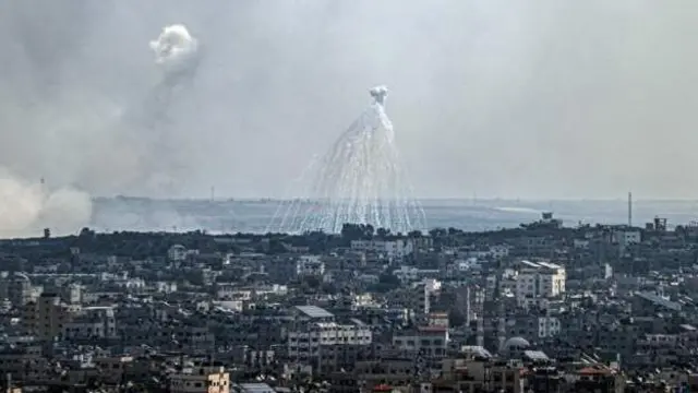 ফসফরাস বোমা বাতাসের সংস্পর্শে আসলে সাদা রঙের রেখা তৈরি করে।