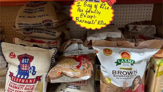 ভারতের রপ্তানি নিষেধাজ্ঞার পর ক্যানাডার এক মুদি দোকানে চাল কেনার সীমা আরোপ করা হয়েছে