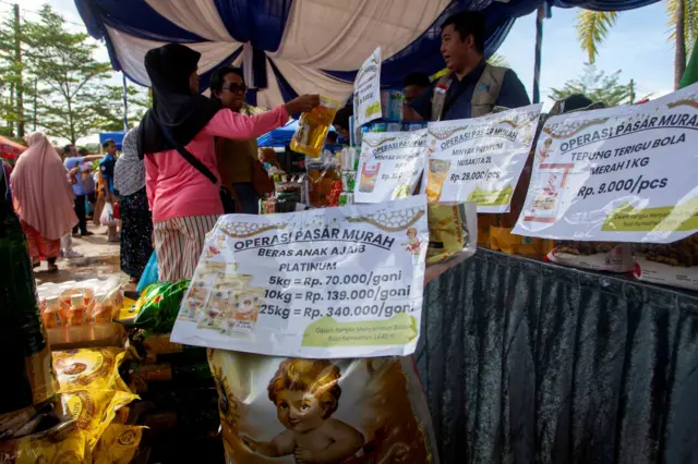 Warga membeli sembako saat pasar murah di Bengkong, Batam, Kepulauan Riau, Kamis (07/03).