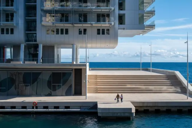 Un edificio y debajo las cámaras de hormigón sobre el mar en Mareterra