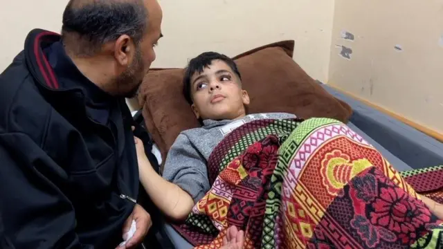 طفل يرقد على سرير المستشفى