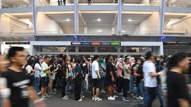 Penonton konser grup band asal Inggris, Coldplay antre saat akan memasuki Stadion Utama Gelora Bung Karno (SUGBK) Senayan, Jakarta, Rabu (15/11/2023).