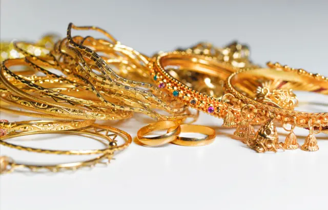 बायकोला माहिती होऊ नये यासाठी बँक कर्मचाऱ्यानं आपलं जवळपास अडीच लाख रुपयांचं सोनं आरोपीला दिलं होतं.