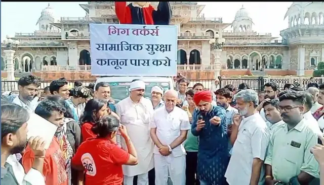 जयपुर के अलबर्ट हॉल पर श्रम विभाग मंत्री सुखराम विश्नोई के साथ गिग वर्कर.