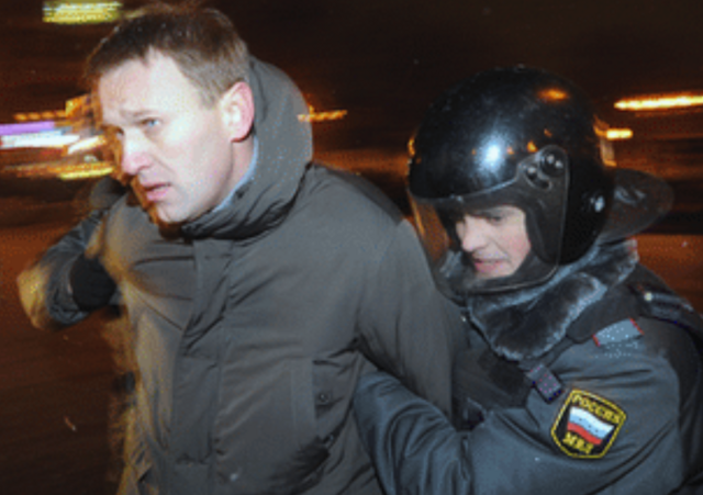 بازداشت ناوالنی در مارس ۲۰۱۲ توسط پلیس 
