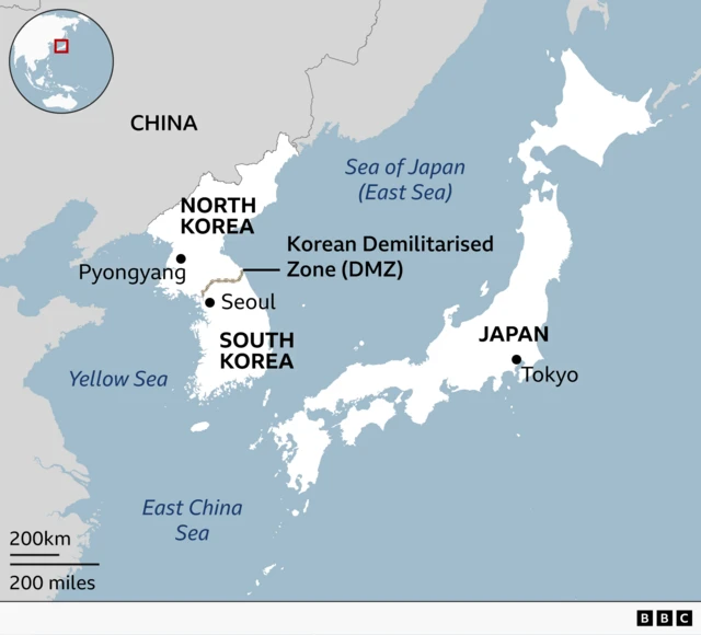 Khariidad muujinaysa Shiinaha, Waqooyiga Kuuriya iyo Kuuriyada Koonfureed iyo Japan oo ay ku jiraan caasimadaha Pyongyang, Seoul iyo Tokyo