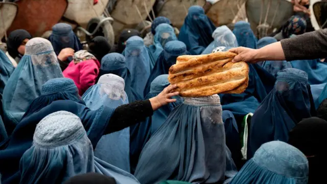 Afganistan'da yoksulluk arttıkça daha fazla aile Kabil'de ekmek bağışı bekliyor