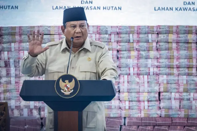 Presiden Prabowo Subianto memberikan sambutan pada kegiatan penyerahan denda administratif dan lahan kawasan hutan di Kejaksaan Agung, Jakarta, Rabu (13/05). Menurut ekonom, Pemerintahan Prabowo punya opsi untuk memangkas belanja untuk menyetabilkan nilai rupiah.