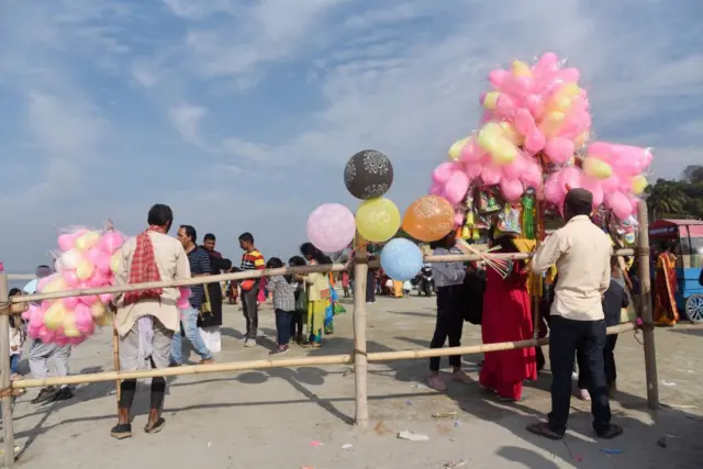 ক্যান্সারের সম্ভাবনা থাকতে পারে দীর্ঘদিন ওই ক্ষতিকারক রাসায়নিক ব্যবহার করে তৈরি হাওয়াই মিঠাই খেলে।