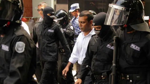 ভারতের আপত্তিকে অগ্রাহ্য করেই মালদ্বীপের পুলিশ মোহামেদ নাশিদকে গ্রেফতার করে নিয়ে যাচ্ছে। মার্চ, ২০১৩