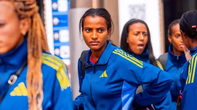 ጋንታ ደንደን ኣብ መዓርፎ ነፈርቲ ኪጋሊ