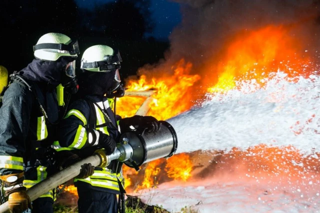 นักผจญเพลิงเสี่ยงต่อการได้รับสารเคมีชั่วนิรันดร์มากกว่าผู้อื่น เพราะการสัมผัสกับโฟมที่ใช้ดับไฟ