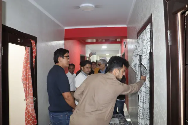 Кыргызстандын өкмөт өкүлүнө чет элдик студент жатаканага кол салуу кандай болгонун айтып берүүдө