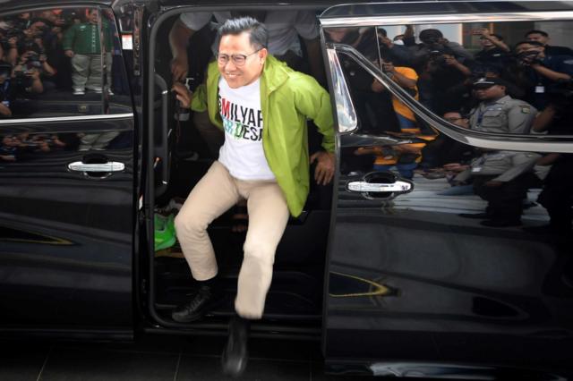 Ketua Umum PKB yang juga bakal calon wakil presiden Muhaimin Iskandar turun dari mobil saat tiba di NasDem Tower, Jakarta, Rabu (06/09). 