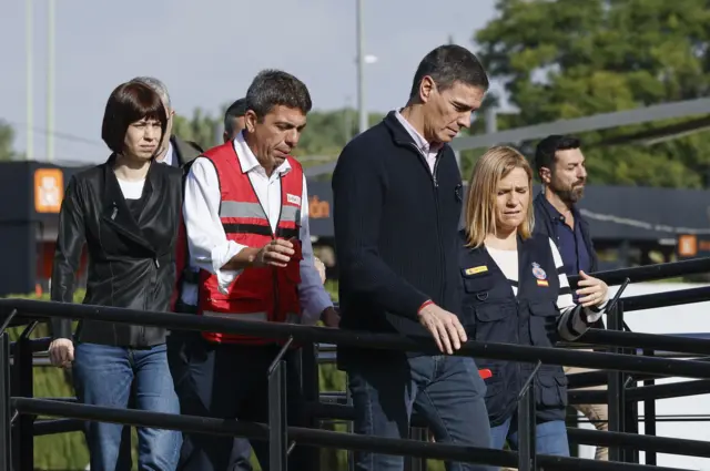 Valencia: cómo las diferencias entre los políticos españoles ralentizan la ayuda frente al desastre de Valencia y provocan la ira de la gente - BBC News Mundo
