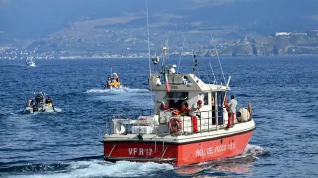 Los equipos de rescate operando frente al puerto de Porticello, cerca de Palermo,