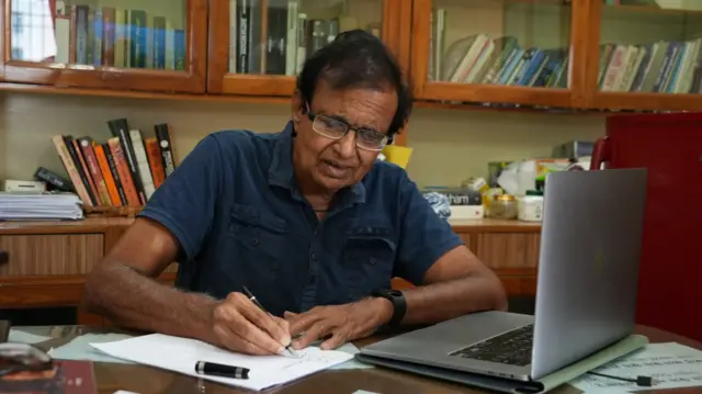 सुनील कुमार कहते हैं कि हर दल खुद को बड़ा हिंदू साबित करने में लगा है. 