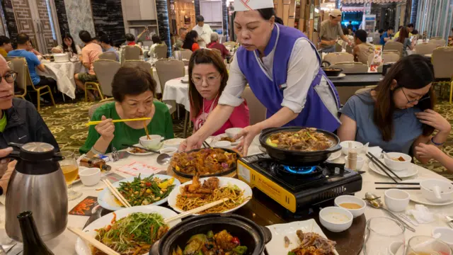 香港中式酒樓內女侍應為顧客上菜