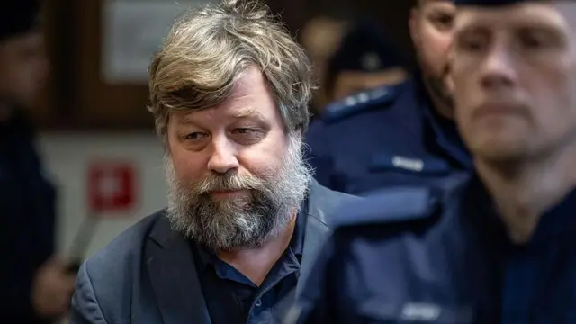 Rosyjski archeolog Aleksandr Butiagin, eskortowany przez polskich policjantów, 15 stycznia 2026 r. znalazł się przed warszawskim Sądem Okręgowym w związku z procedurą ekstradycyjną do Ukrainy, gdzie ma stanąć przed sądem za prowadzenie wykopalisk na okupowanym Krymie.