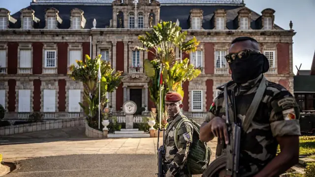 Бойцы CAPSAT идут к президентскому дворцу в Антананариву, 14 октября 2025 года