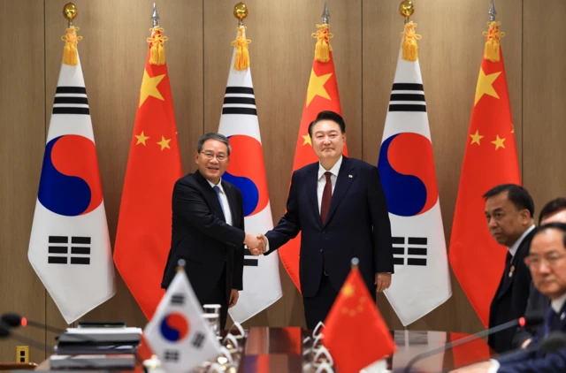 윤석열 대통령이 26일 용산 대통령실 청사에서 열린 한중 양자회담에서 리창 중국 총리와 기념촬영을 하고 있다