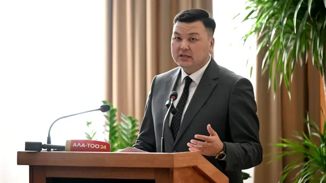 Бюрократияны азайтуу боюнча тапшырмаларды координациялоо милдети Юстиция министри, Стратегиялык демилгелер улуттук институтунун жетекчиси Аяз Баетовго жүктөлгөн