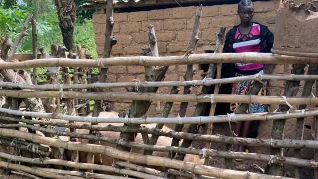 Foto of Jovanie Renemeya outside mud house