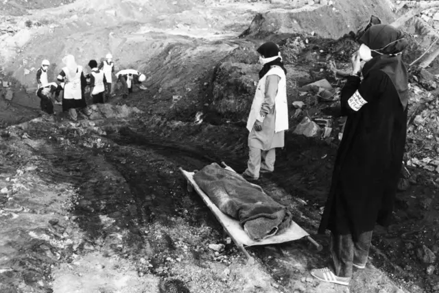 فرق إسعاف تنتشل جثثاً من مجزرة صبرا وشاتيلا في بيروت 1982