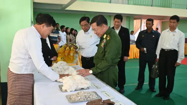 မိတ္ထီလာမြို့၊ အသေးစား၊ အလတ်စားလုပ်ငန်းရှင်တွေနဲ့ တွေ့ဆုံတဲ့အစည်းအဝေးမှာတွေ့ရတဲ့ စစ်ခေါင်းဆောင် ဗိုလ်ချုပ်မှူးကြီးမင်းအောင်လှိုင်