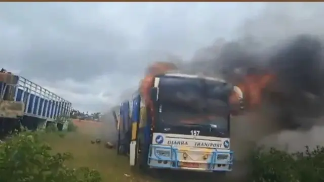 Des camions incendiés sur une route au Mali (images d'archives)