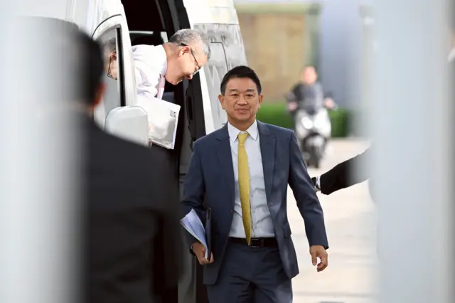 สิทธิ สุธีวงศ์ เป็นรองอธิบดีกรมราชทัณฑ์และโฆษกกรมราชทัณฑ์ที่เปิดแถลงข่าวการรับตัวนายทักษิณ ชินวัตร เข้าเรือนจำพิเศษกรุงเทพฯ เมื่อ 22 ส.ค. 2566