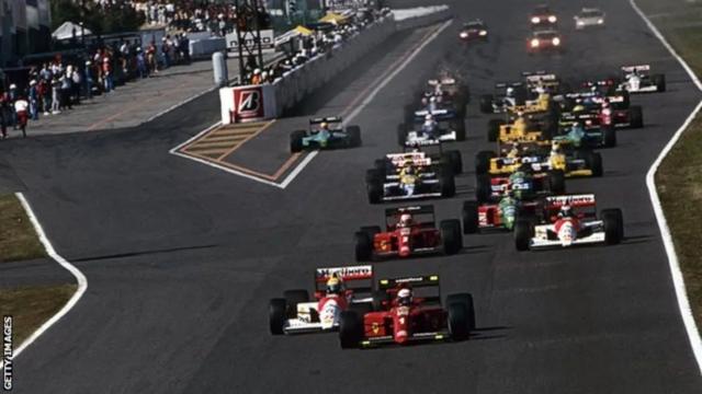 Senna (à esquerda) sai de trás da Ferrari de Alain Prost