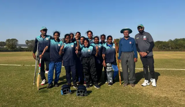 ગુજરાતના વડોદરામાં ક્રિકેટ કૅમ્પ દરમિયાન તસનીમ (ડાબેથી ત્રીજાં) અને લલિતા (જમણી બાજુ છેડે)