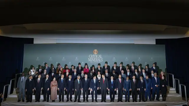 फरवरी, 2026 में चीन पर निर्भरता कम करने के लिए  50 से अधिक देशों के साथ तकनीकी खनिजों के लिए रणनीतिक गठबंधन स्थापित करने के उद्देश्य से वाशिंगटन में एक रेयर अर्थ शिखर सम्मेलन आयोजित किया गया 