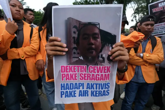Seorang mahasiswa menunjukkan poster tuntutan saat melakukan aksi di depan Kantor DPRD Sutra di Kendari, Sulawesi Tenggara, Rabu (8/4/2026). Aksi yang diinisiasi Koalisi Mahasiswa dan Masyarakat Sipil tersebut menuntut penyelesaian kasus penyiraman air keras terhadap aktivis Andie Yunus agar diselesaikan melalui peradilan umum sesuai amanat Pasal 65 UU TNI. ANTARA FOTO/Andry Denisah/kye