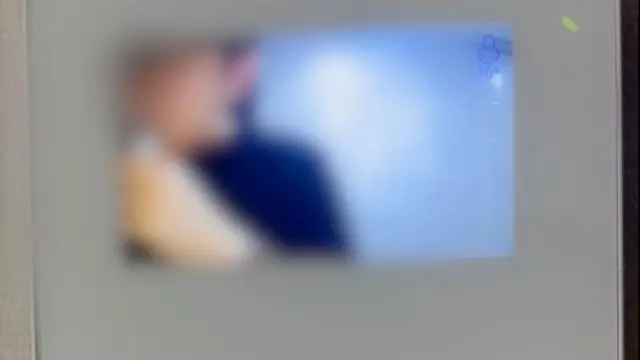 Sprawcę widać na nagraniu z monitoringu, jak dzwoni do drzwi przed domem Yuri, po tym jak odmówiła spotkania z nim