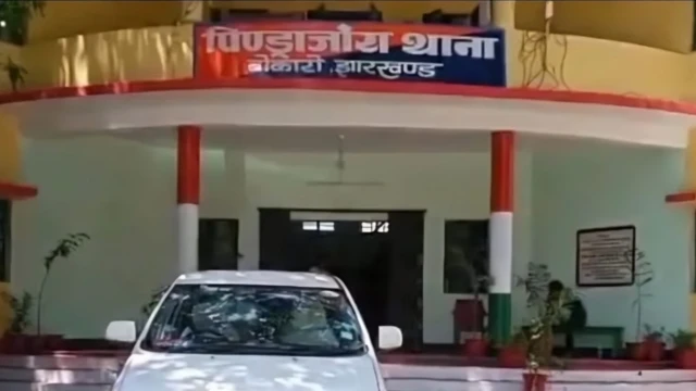 બીબીસી ગુજરાતી, બીબીસી, અમદાવાદ, ગુજરાત આ જ પોલીસ સ્ટેશનમાં તહેનાત 28 પોલીસકર્મીઓને જિલ્લા પોલીસ અધીક્ષકે સસ્પેન્ડ કરી દીધા છે ઝારખંડ ક્રાઇમ ખૂન અપહરણ મહિલા હાડપિંજર કૉલેજ ગુમ પોલીસ ક્રાઇમ ઝારખંડ